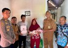 Kapolsek-Krembung-Sambang-Desa-Tanjekwagir,-Salurkan-Bansos-untuk-Warga