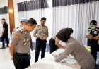 Komitmen-Bersih-Narkoba,-Kapolres-Situbondo-Jalani-Tes-Urine-bersama-PJU-dan-Kapolsek-Jajaran