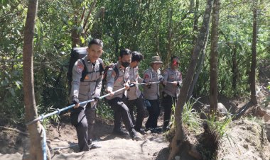 Polres-Blitar-bersama-Komunitas-Pecinta-Alam-Peringati-Hari-Bhayangkara-ke-80-di-Gunung-Kelud