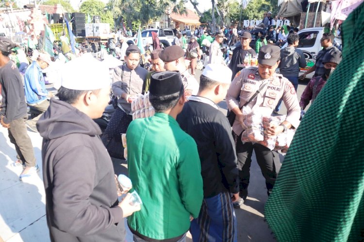 Humanis, Polisi Berbagi Roti dan Air untuk Massa Aksi Damai Alumni Ponpes di Situbondo Berlangsung Sejuk