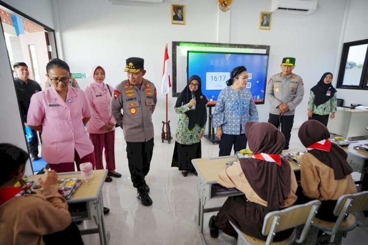 Kapolri Singgung Wujudkan Generasi Emas Usai Tinjau SMP Kemala Bhayangkari Karanganyar