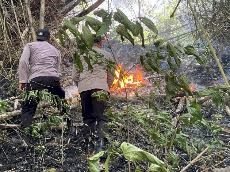 Polres Trenggalek Terjunkan Personel Jajaran Padamkan Api di Gunung Orak Arik